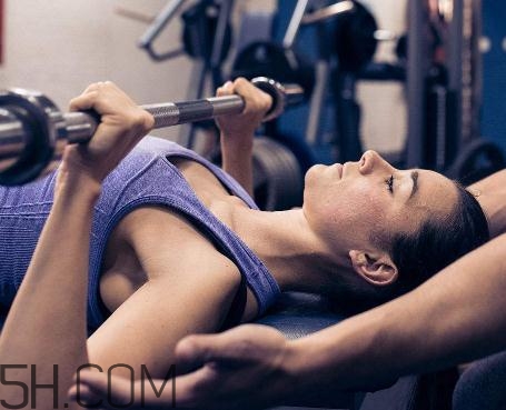 肩推能鍛煉什么？肩推動作要領