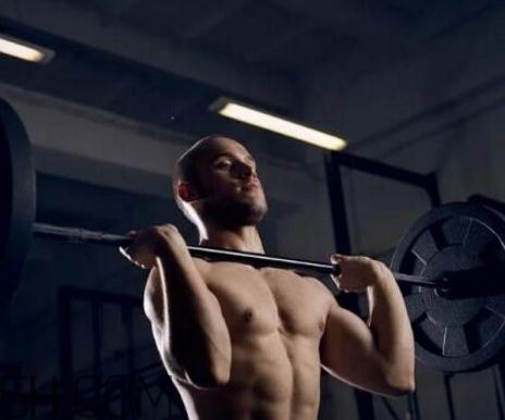 做肩推要沉肩嗎？肩推下背痛是什么原因？