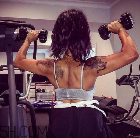 做肩推要沉肩嗎？肩推下背痛是什么原因？