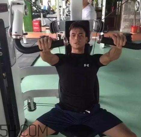 坐姿推胸練哪里？坐姿推胸動(dòng)作要領(lǐng)