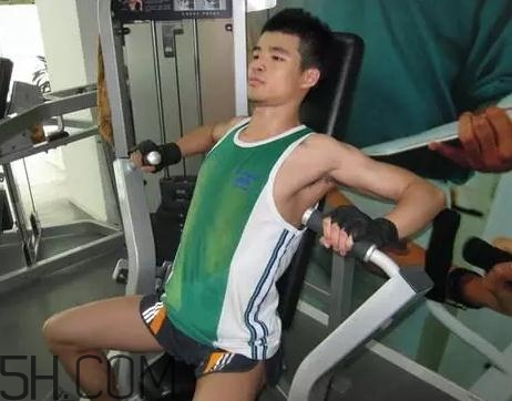 坐姿推胸能練下胸嗎？坐姿推胸和臥推哪個效果好？