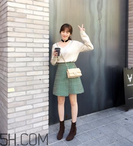 白色毛衣搭配什么裙子？白色毛衣搭配裙子圖片