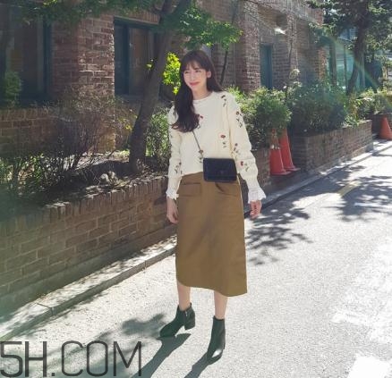 白色毛衣搭配什么裙子？白色毛衣搭配裙子圖片