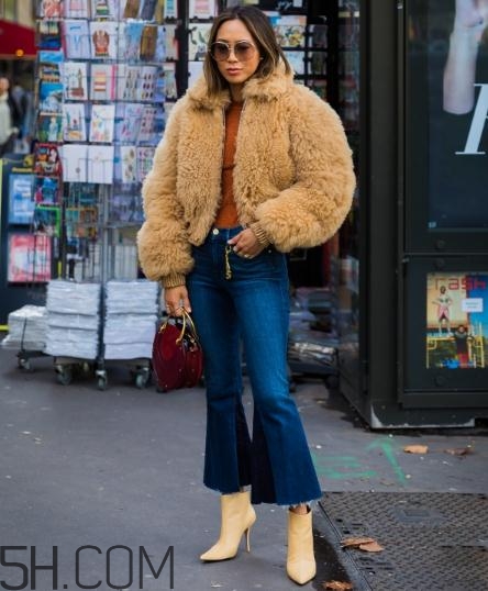 短款皮草下身搭配什么？短款皮草怎么搭配？