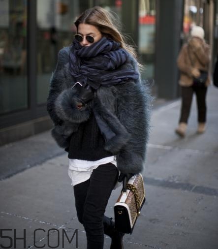 短款皮草下身搭配什么？短款皮草怎么搭配？