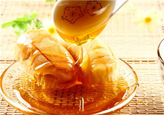 不宜喝蜂蜜的人群有哪些？蜂巢蜜和蜂蜜哪個(gè)好？