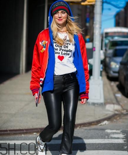 紅色衣服染色了怎么辦？紅色衣服染上黑色怎么洗掉？