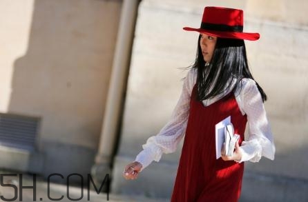 紅色衣服染色了怎么辦？紅色衣服染上黑色怎么洗掉？