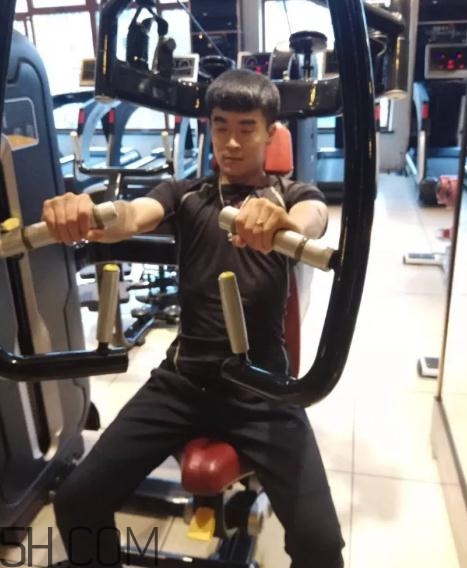 坐姿推胸多重合適？坐姿推胸怎么確定重量？