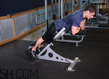 山羊挺身練哪部分肌肉？山羊挺身動作要領(lǐng)