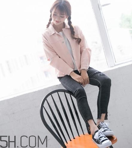 粉色衣服配什么顏色的褲子？粉色衣服搭配褲子圖片