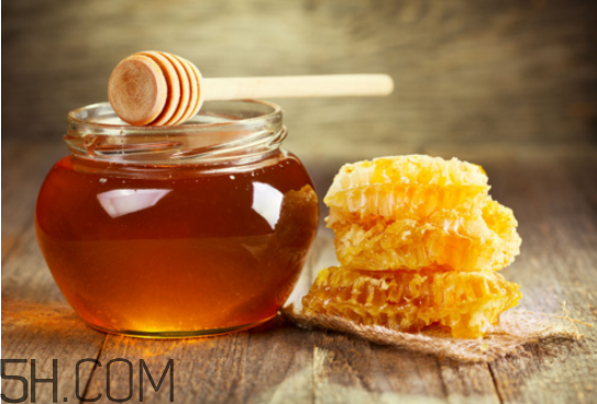 不宜喝蜂蜜的人群有哪些？蜂巢蜜和蜂蜜哪個(gè)好？