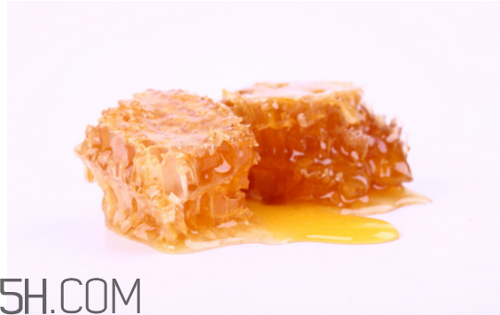 不宜喝蜂蜜的人群有哪些？蜂巢蜜和蜂蜜哪個(gè)好？