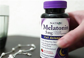 褪黑素和安眠藥有什么區(qū)別？褪黑素和酒一起會死嗎？