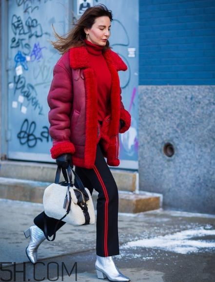 紅色衣服配什么顏色包包？紅色衣服搭配包包圖片