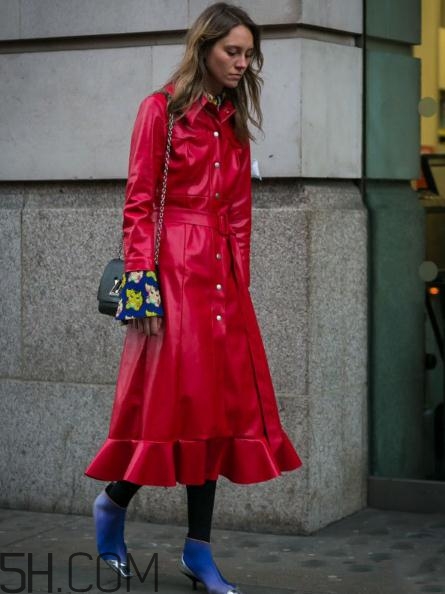 紅色衣服配什么顏色包包？紅色衣服搭配包包圖片