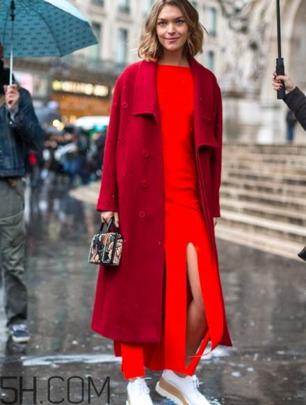 紅色衣服配什么顏色包包？紅色衣服搭配包包圖片