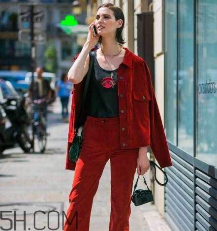 紅色衣服配什么顏色包包？紅色衣服搭配包包圖片