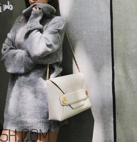 白色包包被衣服染色了怎么辦？白色包包染色怎么去除？