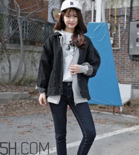 牛仔外套很硬怎么辦？牛仔外套洗完變硬是什么原因？