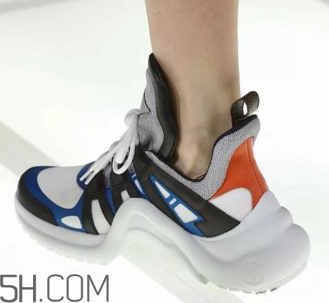 lv2018新款復(fù)古運動鞋多少錢？lv復(fù)古老爹鞋價格