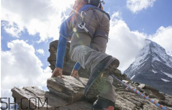 夏天爬山穿什么鞋？經(jīng)常爬山對膝蓋不好嗎？