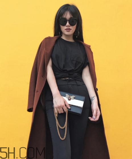 羊毛大衣會(huì)越穿越大嗎？羊毛大衣變形了怎么辦？