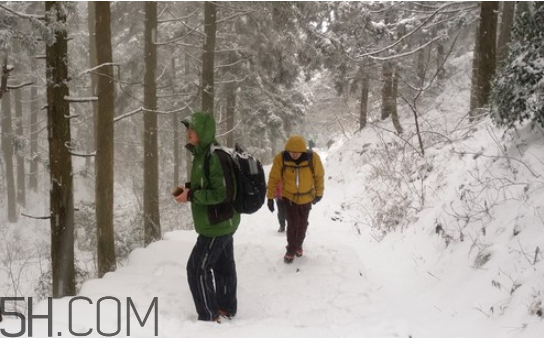 下雪爬山要準備什么？爬山后小腿疼怎么按摩？