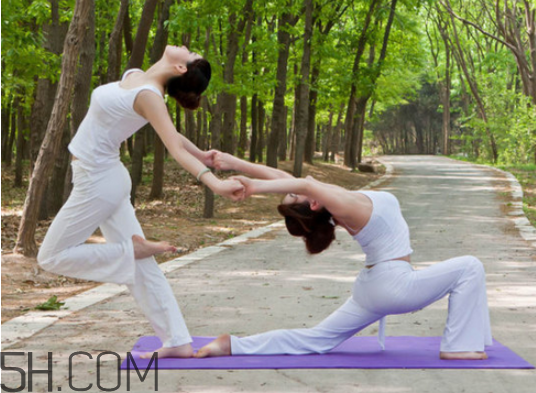 瑜伽早上練好還是晚上好？瑜伽怎么治駝背？