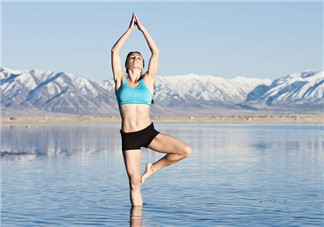 瑜伽早上練好還是晚上好？瑜伽怎么治駝背？