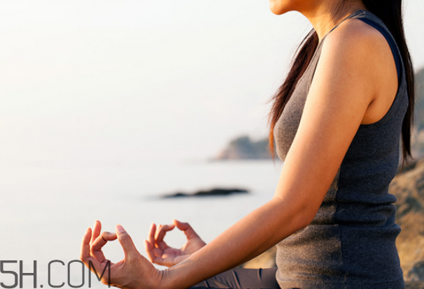 第一次練瑜伽需要準備什么？女性瑜伽基本動作