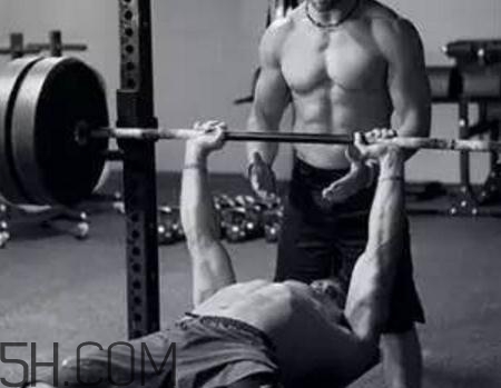 臥推要不要挺腰？臥推要直上直下嗎？