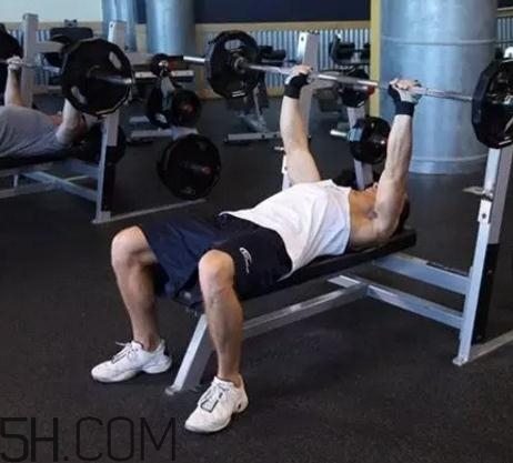 臥推是練什么的？臥推是有氧還是無氧？