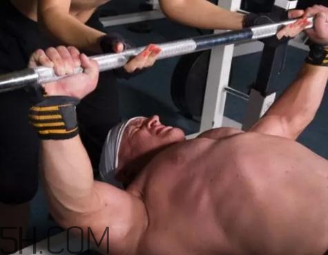 臥推能練腹肌嗎？臥推可以豐胸嗎？