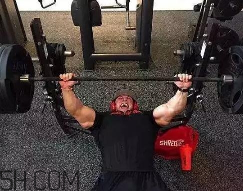 臥推能練腹肌嗎？臥推可以豐胸嗎？