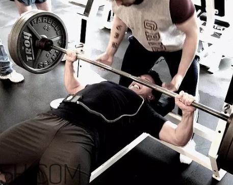 臥推會(huì)影響身高嗎？臥推會(huì)不會(huì)影響發(fā)育？