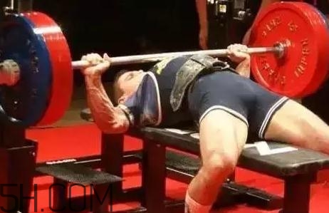 什么是斷頭臺(tái)臥推？杠鈴斷頭臺(tái)臥推怎么做？