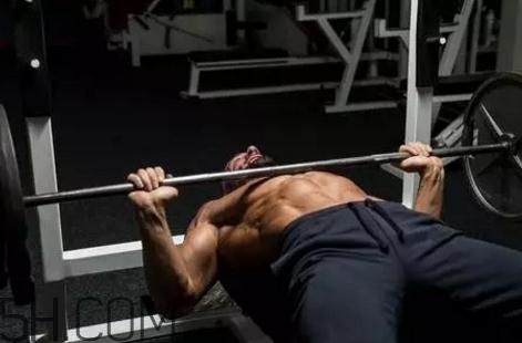 臥推要不要觸胸？臥推速度快好還是慢好？