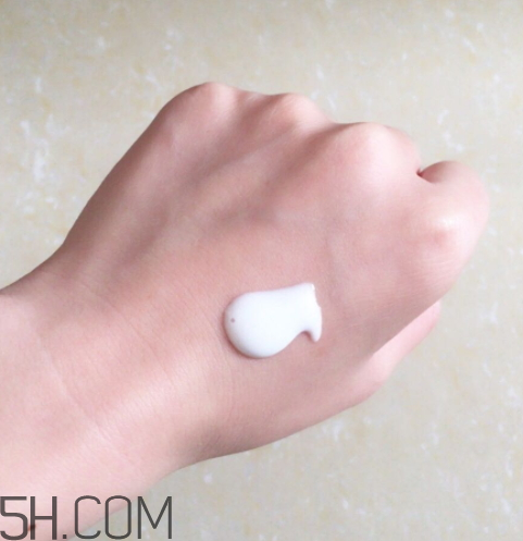 日吻牛初乳保濕提亮精華乳液怎么樣？多少錢？