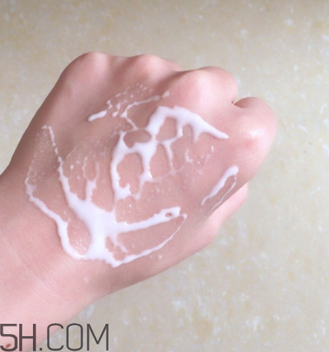 日吻牛初乳保濕提亮精華乳液怎么樣？多少錢？