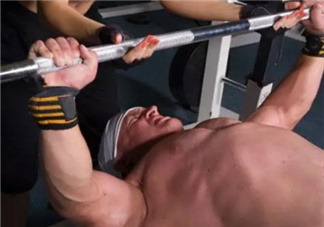 臥推要不要觸胸？臥推速度快好還是慢好？