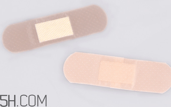 創(chuàng)可貼是創(chuàng)口貼嗎？創(chuàng)口貼跟創(chuàng)可貼的區(qū)別