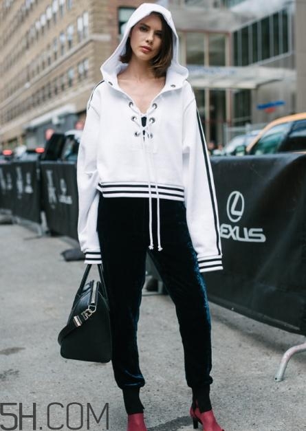 肩寬的女生適合穿衛(wèi)衣嗎？肩寬穿衛(wèi)衣好看嗎？