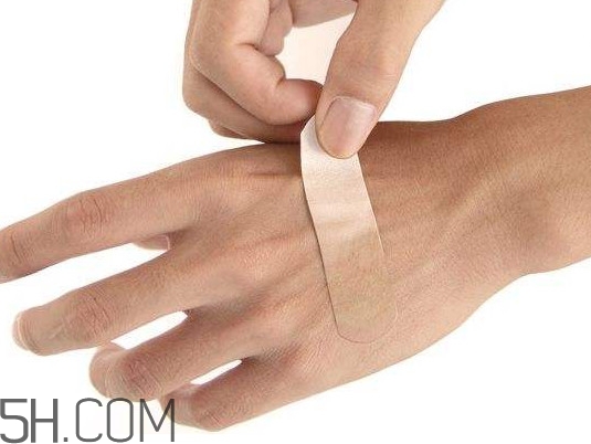 創(chuàng)可貼怎么撕下來(lái)不痛？創(chuàng)可貼正確使用方法