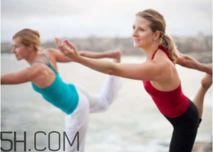 膝蓋疼怎么練瑜伽好？冬天練瑜伽的好處