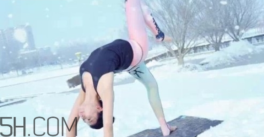 膝蓋疼怎么練瑜伽好？冬天練瑜伽的好處