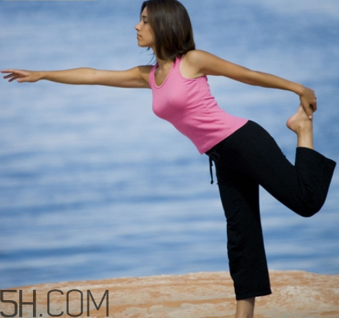 膝蓋疼怎么練瑜伽好？冬天練瑜伽的好處