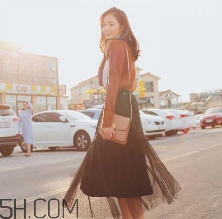 衛(wèi)衣搭配裙子好看嗎？衛(wèi)衣和裙子怎么搭配？