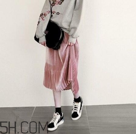 衛(wèi)衣搭配裙子好看嗎？衛(wèi)衣和裙子怎么搭配？