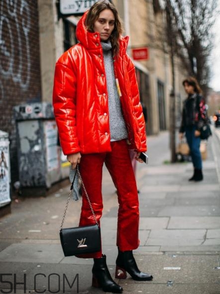 羽絨服配什么鞋子？羽絨服搭配鞋子圖片